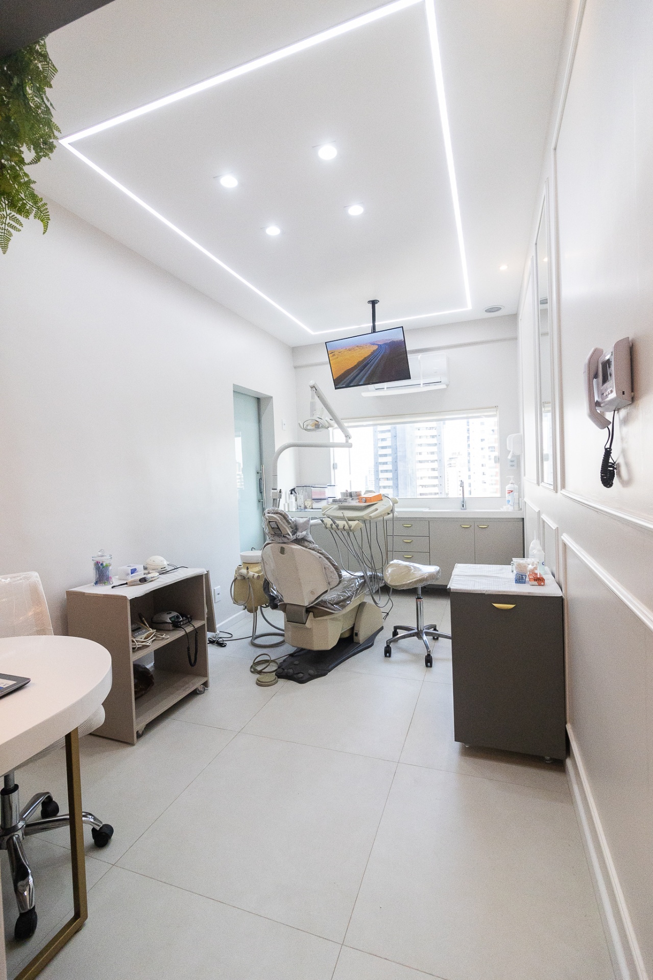 Consultório odontológico moderno LM Odonto Belém com equipamentos de última geração para lentes de contato dental